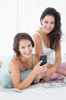 arkadaşlar yatakta kısa mesaj okuma