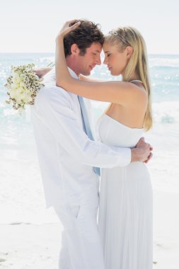 Romantik Çift düğün günlerinde birbirlerine sarılma