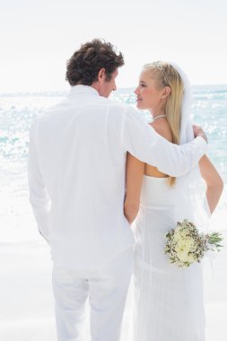 Gelin ve damadın birbirlerine gülümsüyor