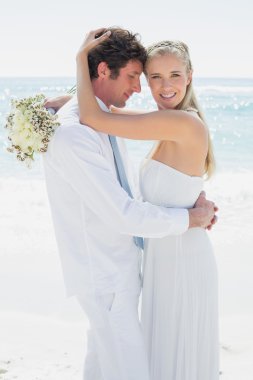 Çift düğün günlerinde birbirlerine sarılma