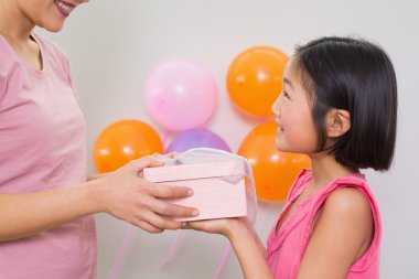 kadın doğum günü partisinde küçük bir kız için hediye kutusu
