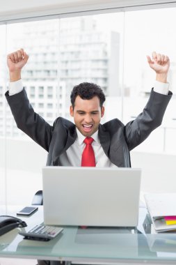 Ofis Masası, laptop önünde tezahürat işadamı