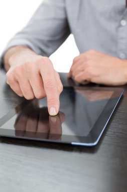 masada dijital tablet kullanarak işadamı orta bölümü