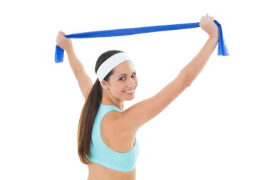 bir mavi yoga kemeri tutan genç kadın uygun