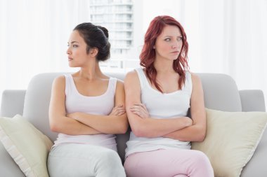 mutsuz arkadaşlar tartışma sonra evde konuşmuyor