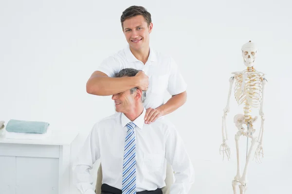 Male chiropractor doing neck adjustment — Stock Photo, Image