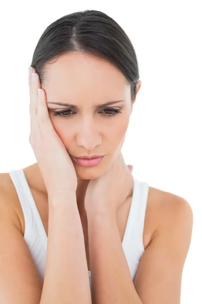 Close-up van een toevallige vrouw lijden hoofdpijn — Stockfoto