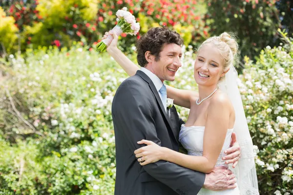 Romantisches glückliches Brautpaar umarmt sich — Stockfoto