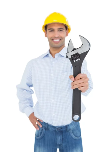 Usměvavá mladá údržbář drží klíč — Stock fotografie
