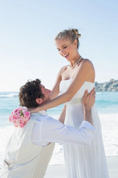 Brudgummen plocka upp hans ganska nya fru — Stockfoto