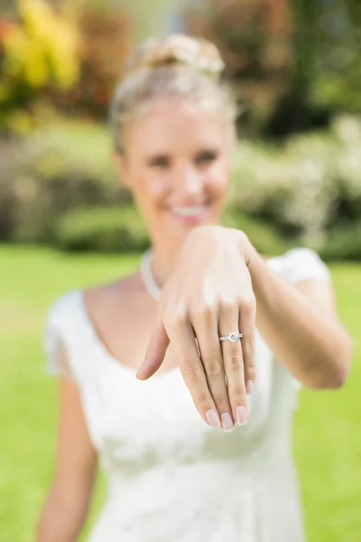 Mariée heureuse montrant sa bague — Photo