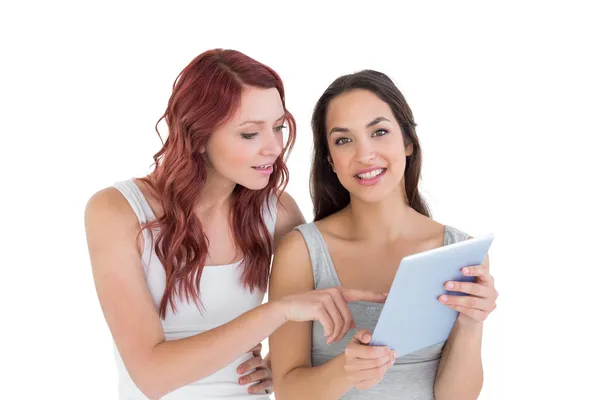 Duas jovens amigas casuais com tablet digital — Fotografia de Stock