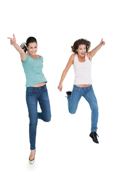 两个性格开朗的年轻女性朋友用手势 — 图库照片