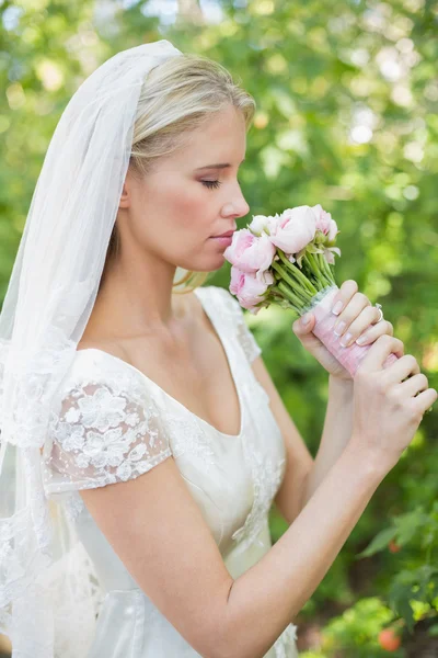 Mariée paisible sentant son bouquet — Photo