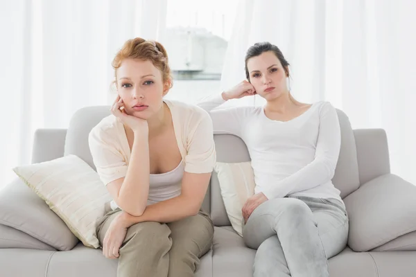 Amigos infelizes não conversando após discussão no sofá — Fotografia de Stock