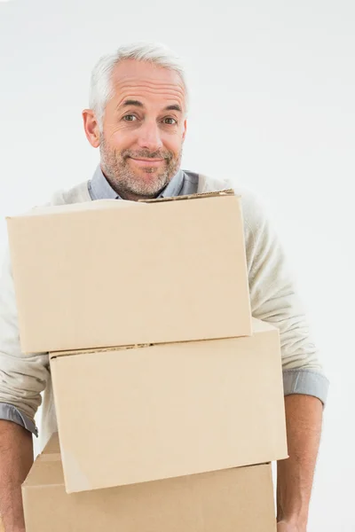 Portrait of a smiling mature man carrying boxes — Stock Photo, Image