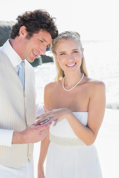 Homem colocando anel em noivas felizes dedo — Fotografia de Stock