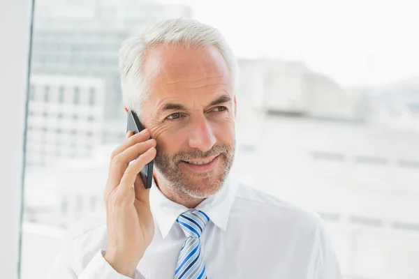Close-up van een volwassen zakenman met behulp van mobiele telefoon — Stockfoto