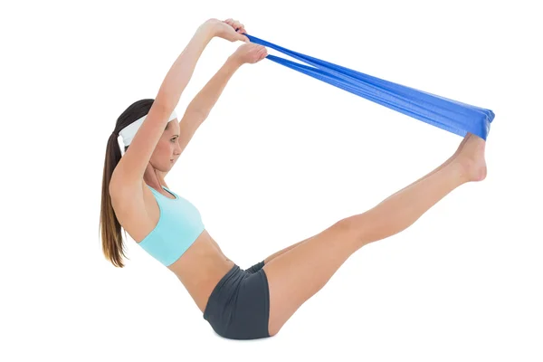 Genç kadın mavi yoga kemerle egzersiz uyması — Stok fotoğraf