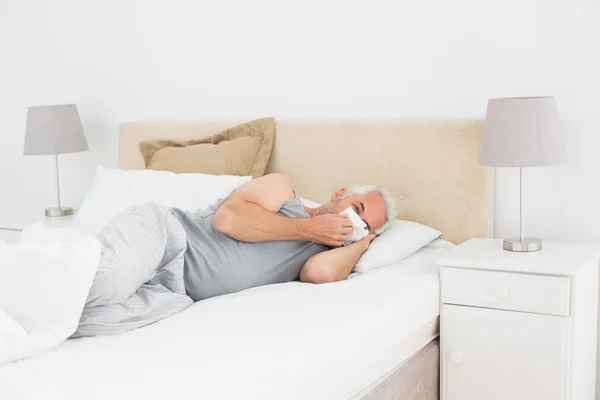 Reifer Mann leidet unter Erkältung im Bett — Stockfoto