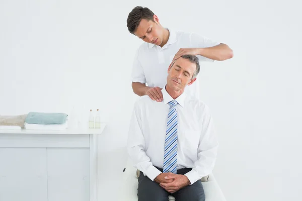 chiropractor boyun ayarlama yapıyor
