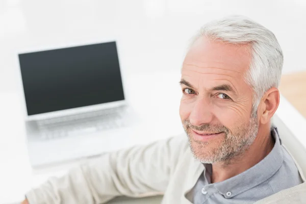 Närbild porträtt av en grå korthårig man med laptop — Stockfoto