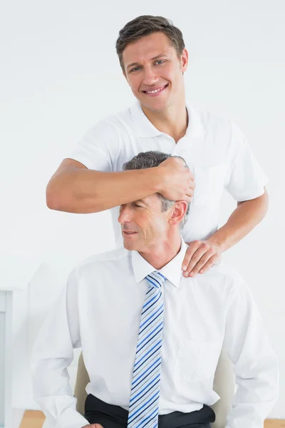 Quiroprático masculino fazendo ajuste do pescoço — Fotografia de Stock