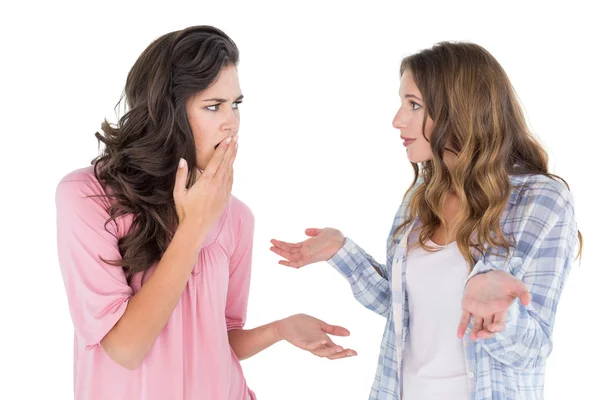 Enojado jóvenes amigas teniendo una discusión — Foto de Stock