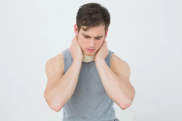 Bonito jovem vestindo colar cervical — Fotografia de Stock