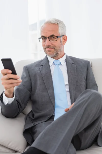 Elegante maduro hombre de negocios mensajería de texto en casa —  Fotos de Stock