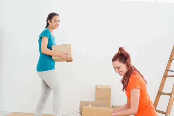 Two friends moving together in a new house — Stock Photo, Image