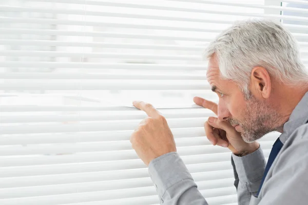 Ernste Reifen Geschäftsmann pinkeln in die Büro — Stockfoto