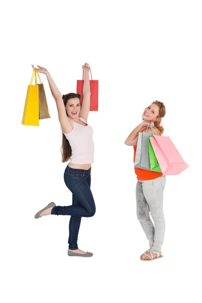 Feliz joven amigas con bolsas de compras —  Fotos de Stock