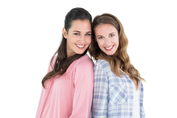 Heureux jeunes amies debout dos à dos — Photo