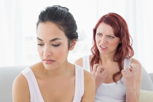 Amis féminines en colère ayant une dispute dans le salon — Photo