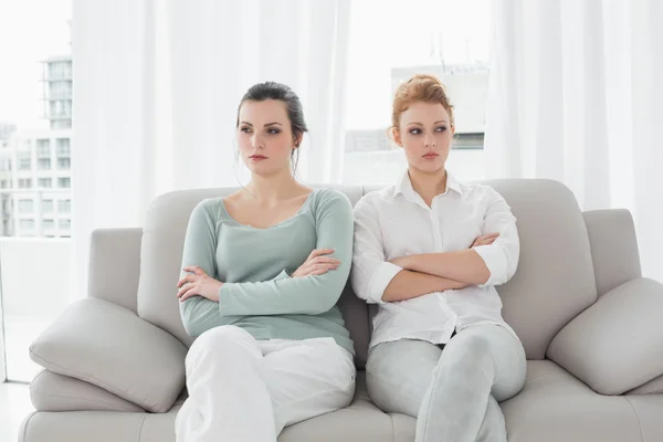 Ongelukkig vrienden niet praten na argument op de Bank — Stockfoto