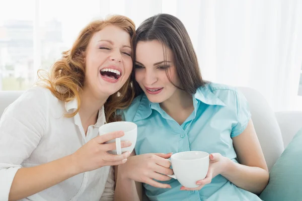 Amis avec des tasses à café profiter d'une conversation à la maison — Photo