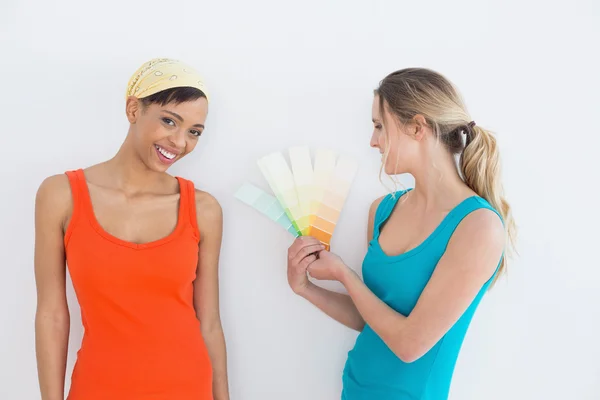 Amigas eligiendo el color para pintar una habitación —  Fotos de Stock