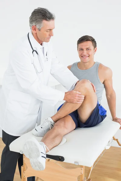 不機嫌な若い男が彼の足の検査を取得 — ストック写真