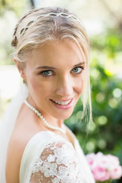 Sposa bionda in un velo sorridente alla macchina fotografica — Foto Stock