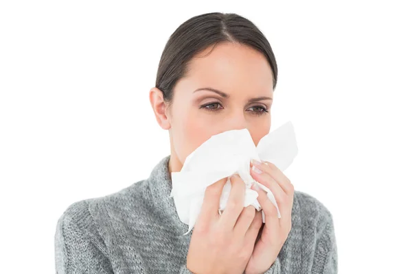 Close-up van een toevallige jonge vrouw lijden aan koude — Stockfoto