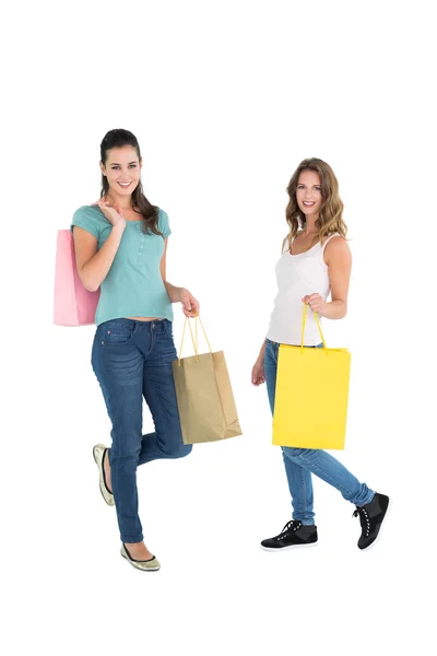 Két boldog fiatal nő meg a bevásárló szatyrok — Stock Fotó