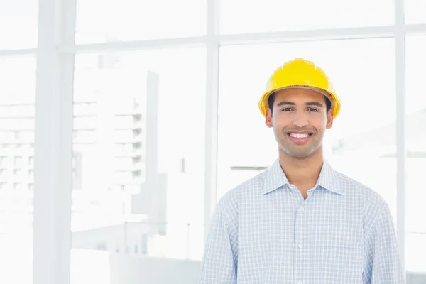 Portret van een glimlachende klusjesman dragen van een gele helm — Stockfoto