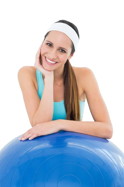 Lächelnd fitte junge Frau mit Fitnessball — Stockfoto