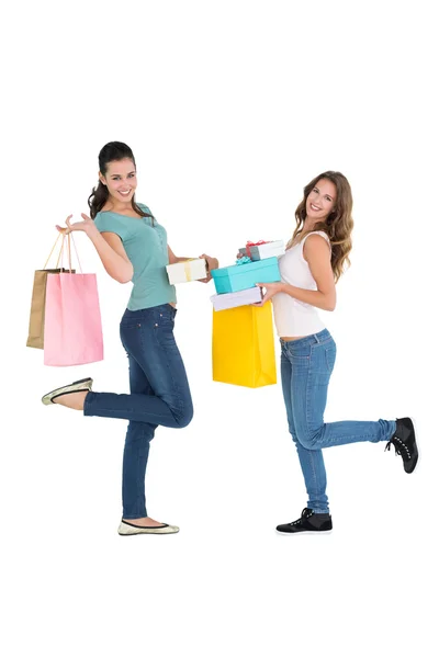 Dos amigas jóvenes felices con bolsas de compras —  Fotos de Stock