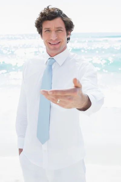 Schöner Bräutigam lächelt und reicht seine Hand — Stockfoto