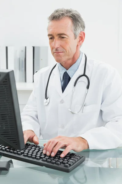 Arzt nutzt Computer in Arztpraxis — Stockfoto