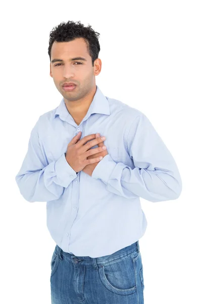 Retrato de un joven casual con dolor en el pecho — Foto de Stock