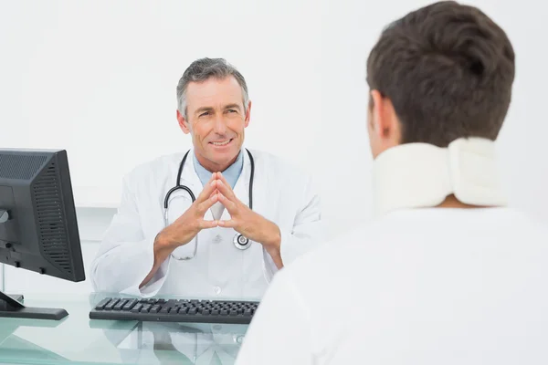 Doktor v rozhovoru s pacientem v úřadu — Stock fotografie
