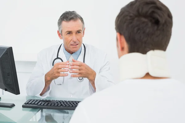 Doctor in conversation with patient in office — Stock Photo, Image